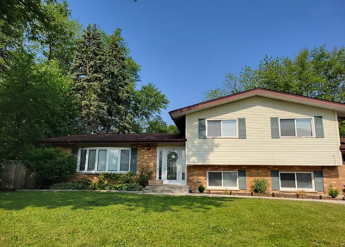 Holiday home Spacious In Chicago Suburbs *